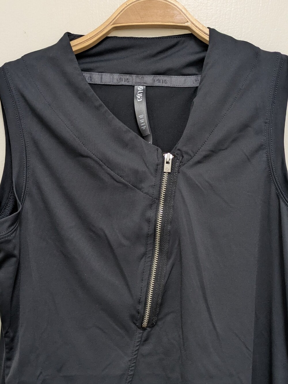 LIJA Golf Black Sleeveless Athletic Tank Top Medium Assymetrical Zipper - Picture 3 of 6